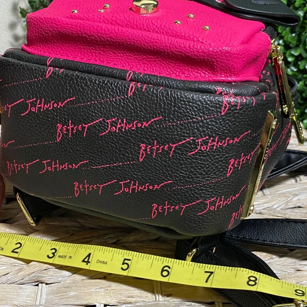 Betsey Johnson compact black details