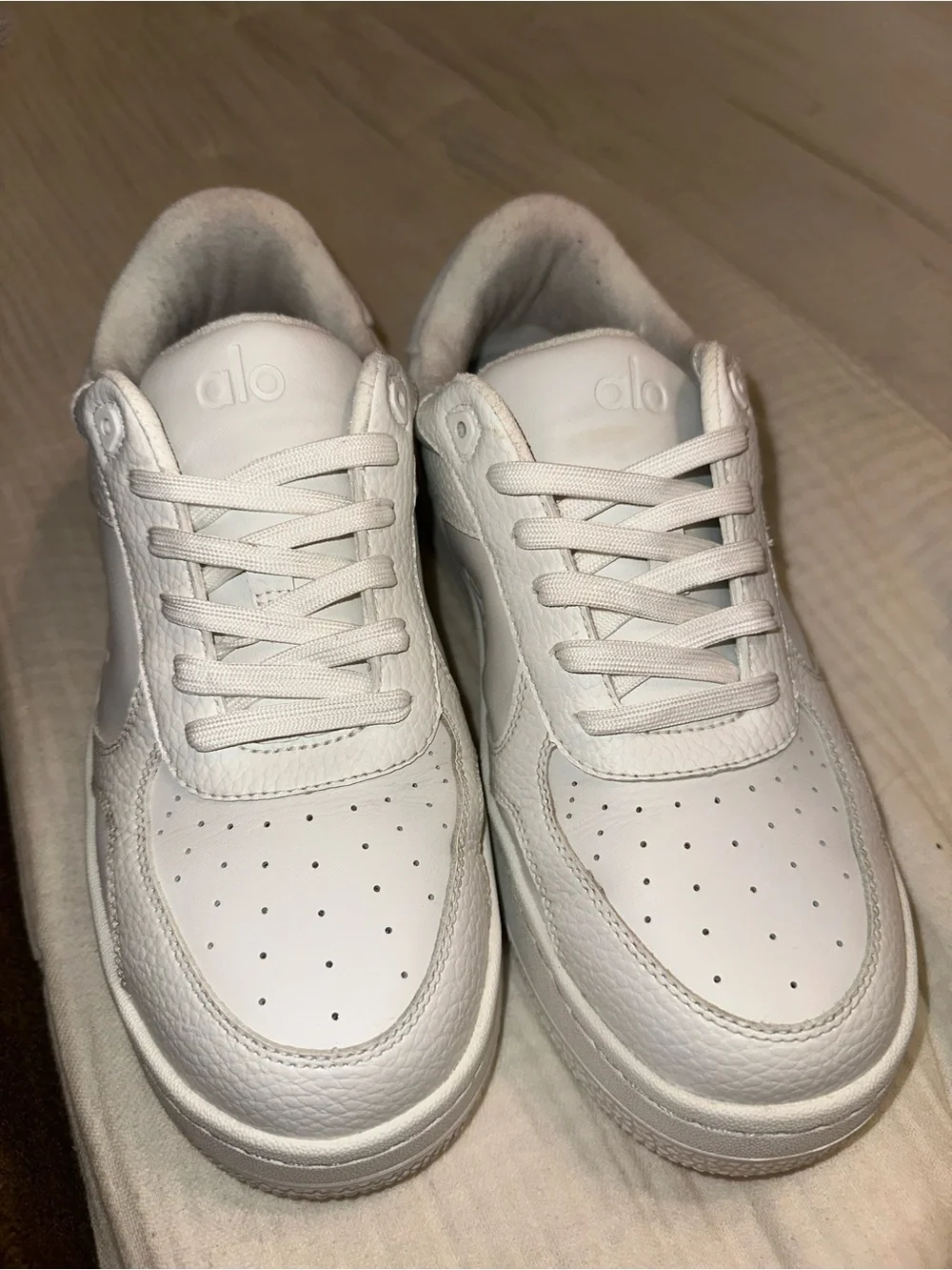 ALO Yoga White Recovery Mode Sneakers size 8.5