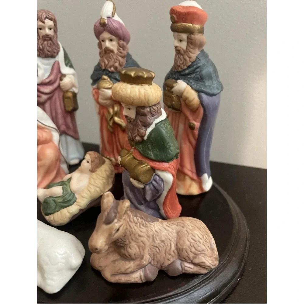 Vintage International Bazaar 10 Piece Porcelain Nativity Set Wooden Base