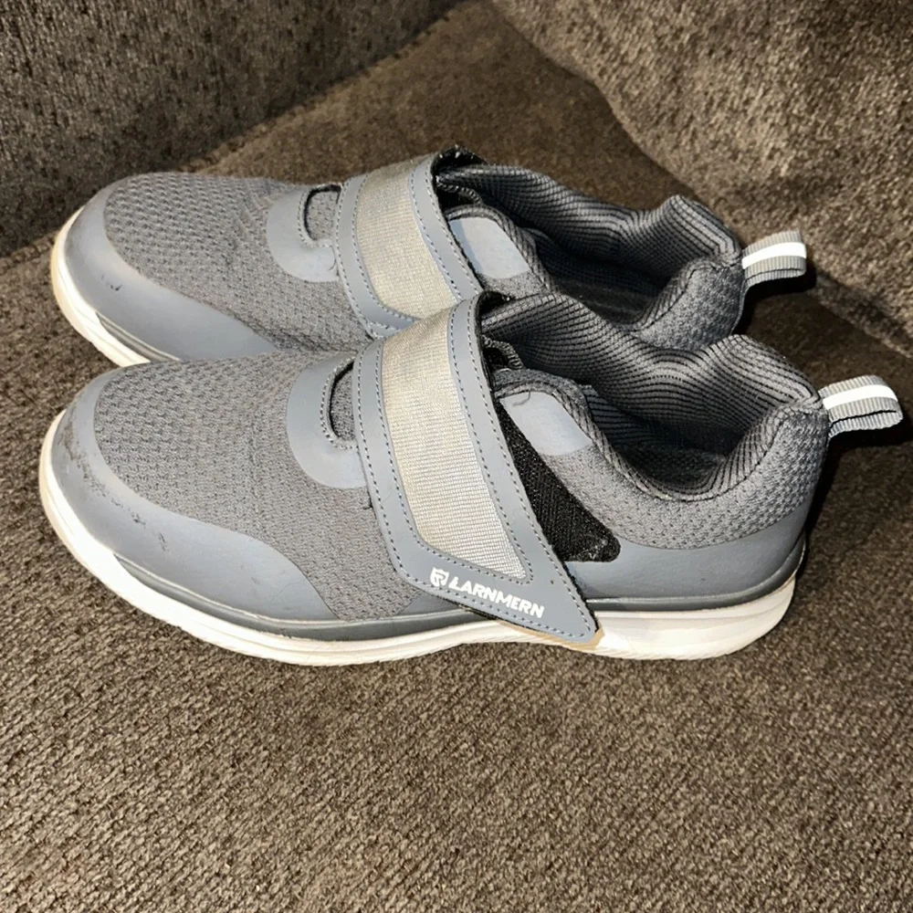 Larnmern toed grey shoes