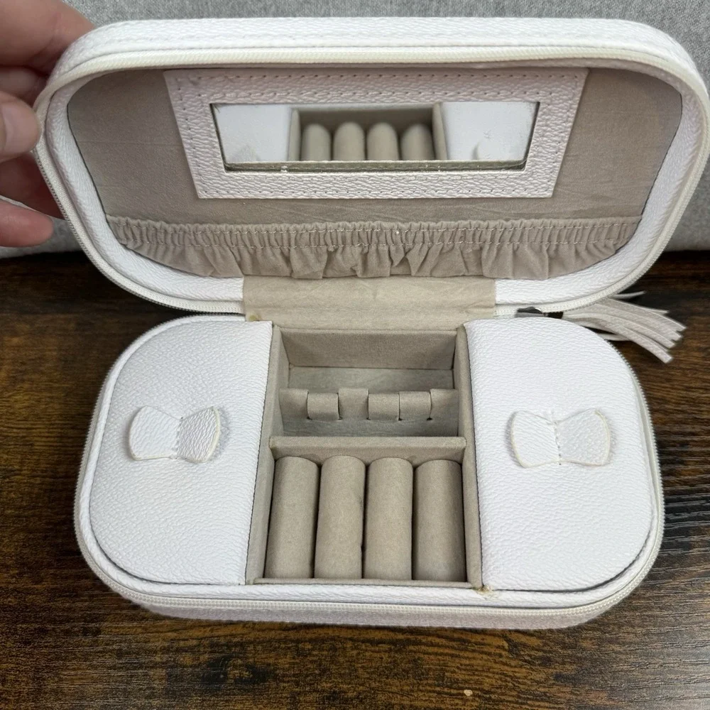 Cynthia Rowley White faux-leather zip around travel‎ jewelry case