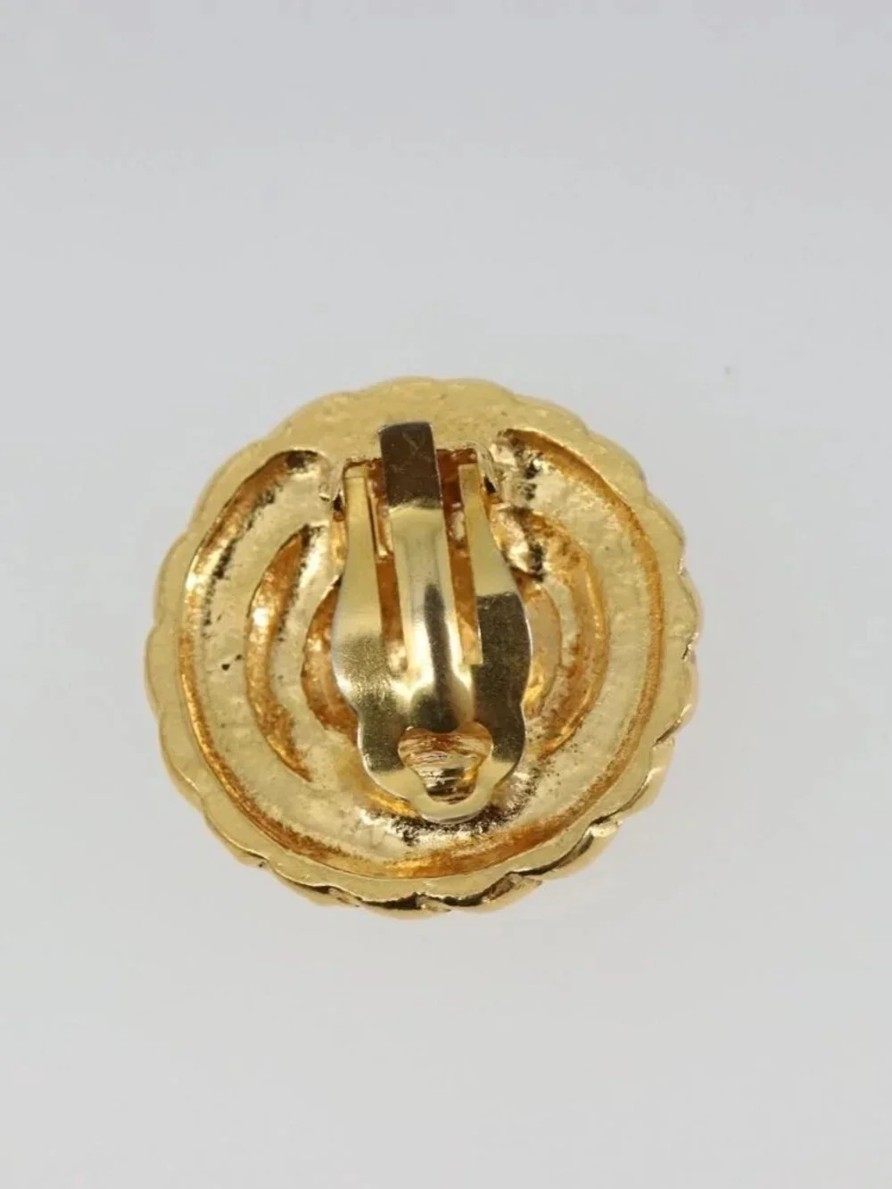 CHANEL brand	chanel color	gold