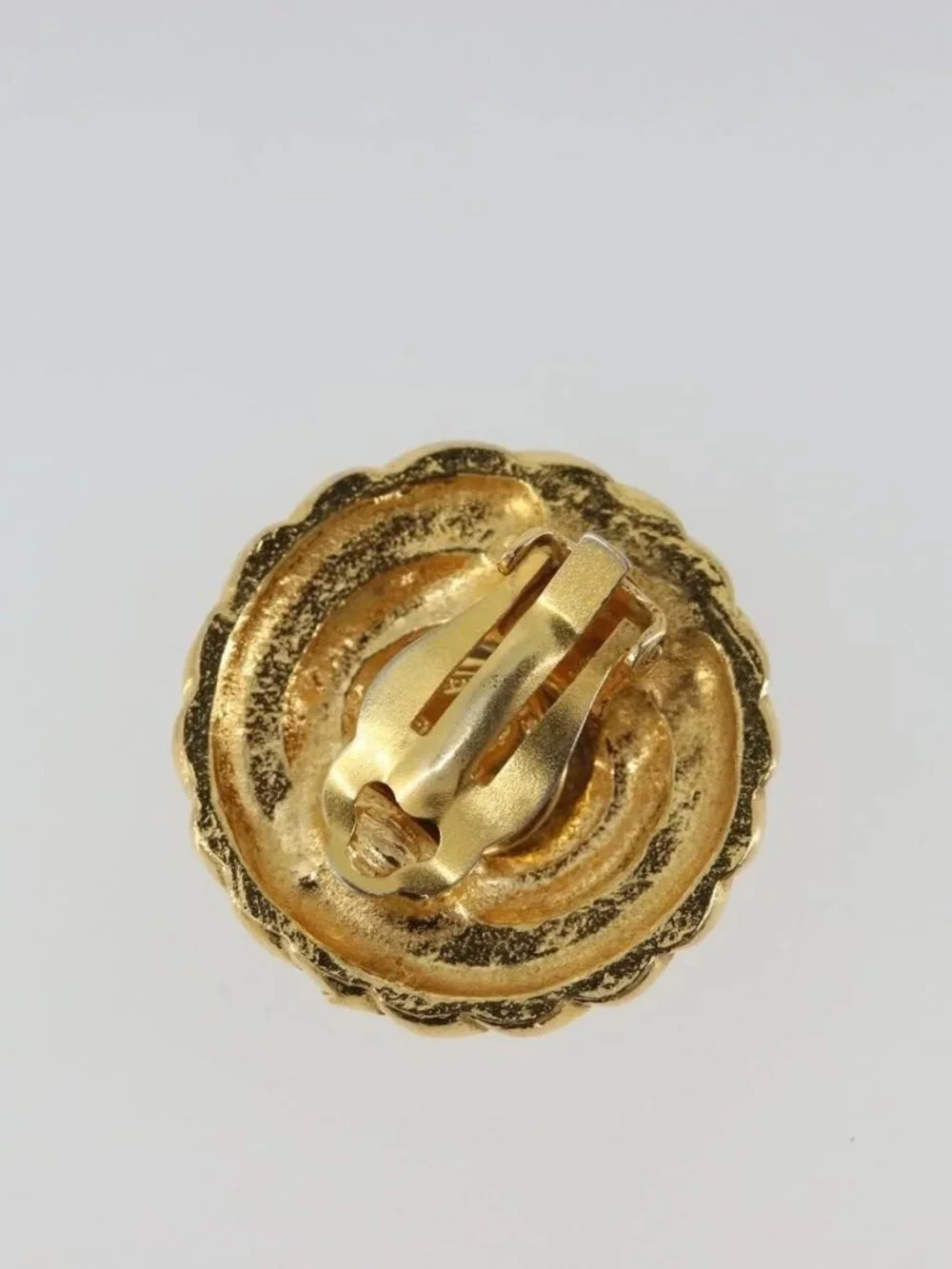 CHANEL brand	chanel color	gold