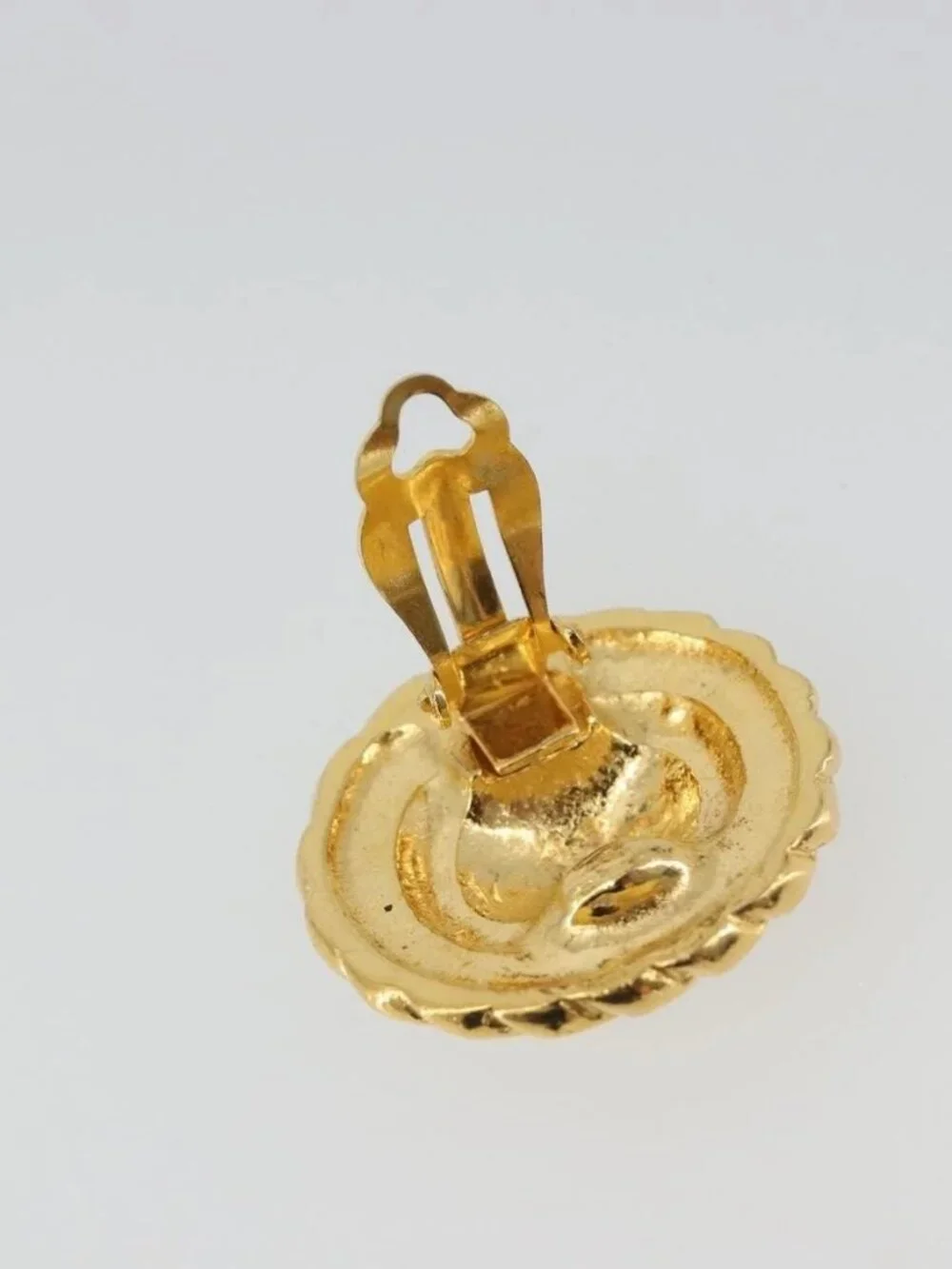 CHANEL brand	chanel color	gold