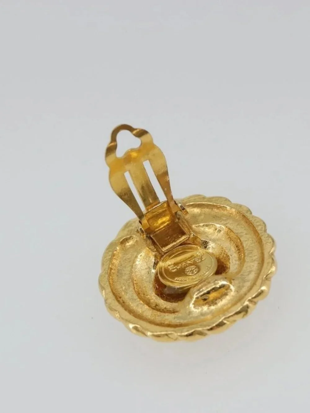 CHANEL brand	chanel color	gold