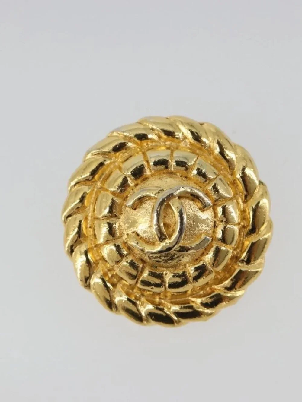 CHANEL brand	chanel color	gold