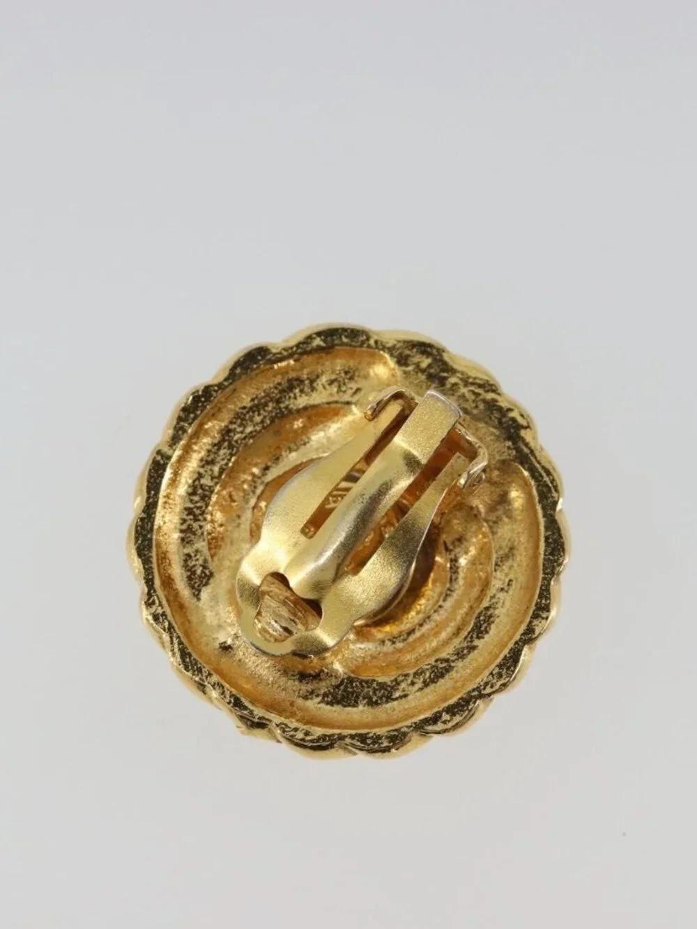 CHANEL brand	chanel color	gold