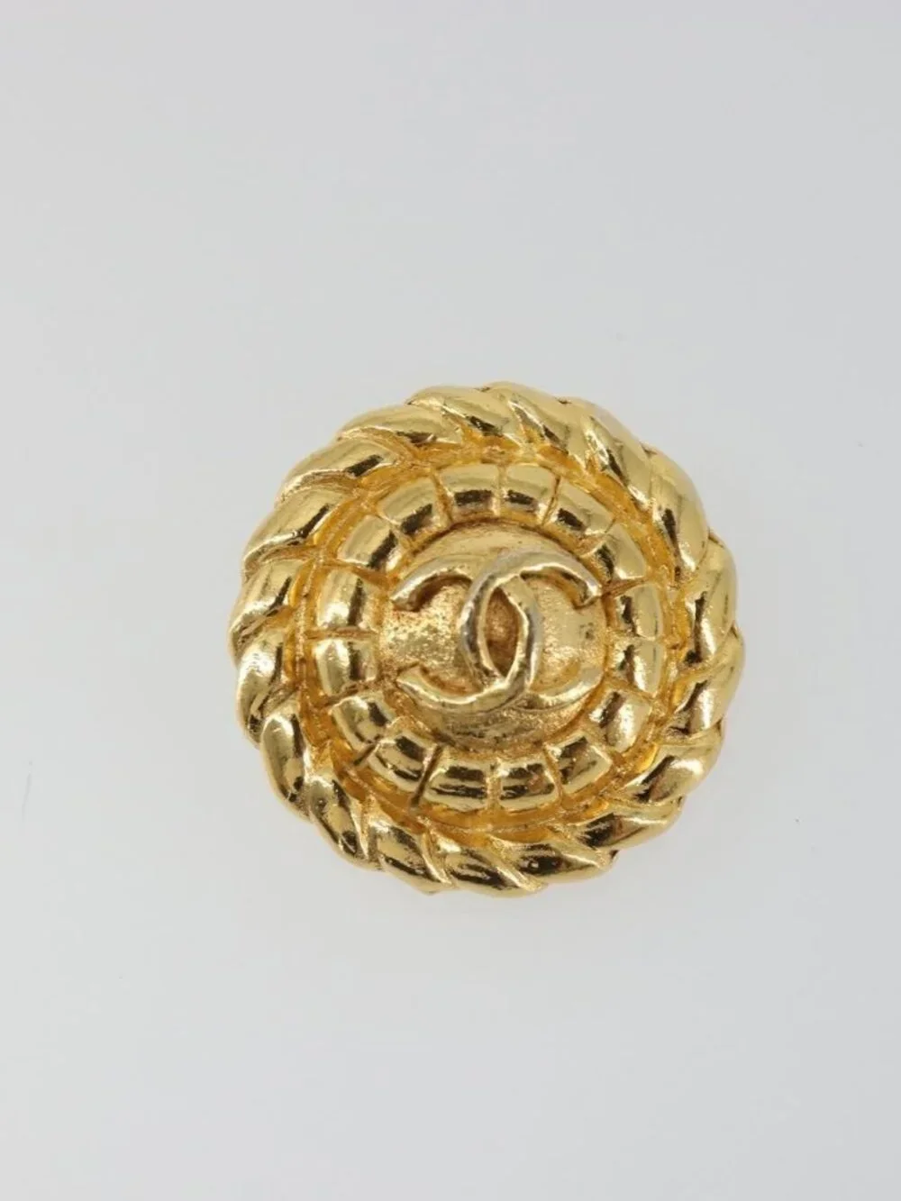 CHANEL brand	chanel color	gold