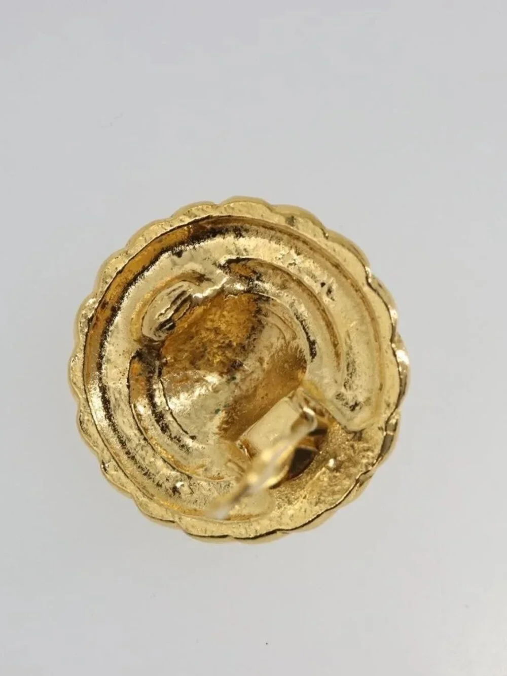 CHANEL brand	chanel color	gold