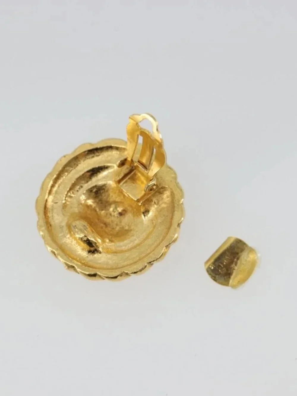 CHANEL brand	chanel color	gold