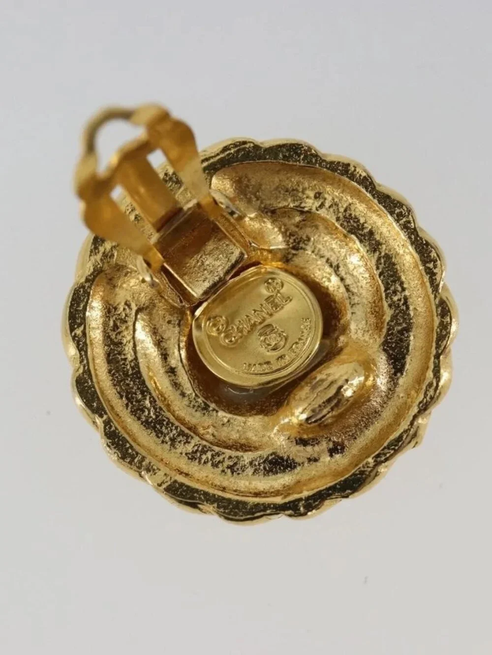 CHANEL brand	chanel color	gold