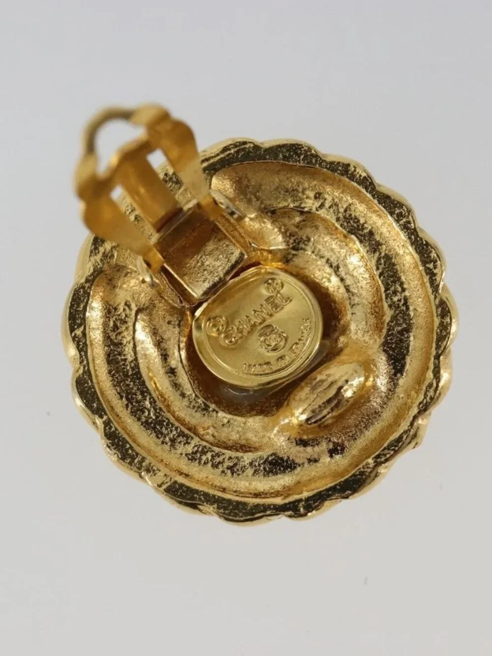 CHANEL brand	chanel color	gold