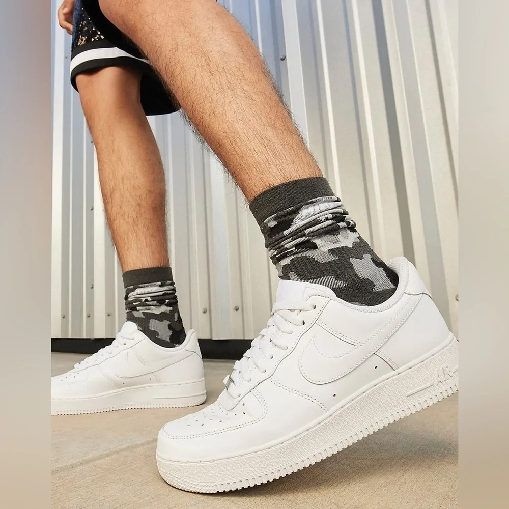 EUC Nike Men’s Air Force 1 ‘07 White Athletic Sneakers‎ 12