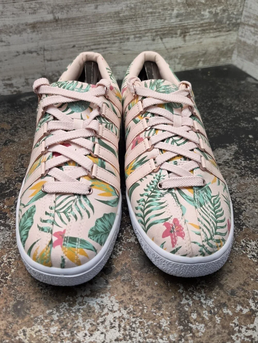 K-Swiss small signs
