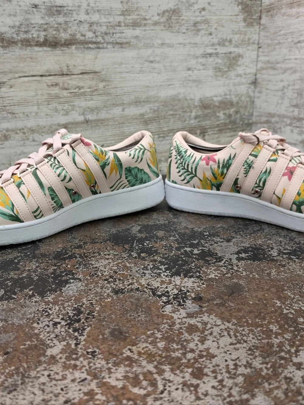 K-Swiss small signs