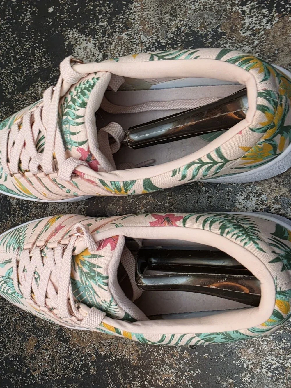 K-Swiss small signs