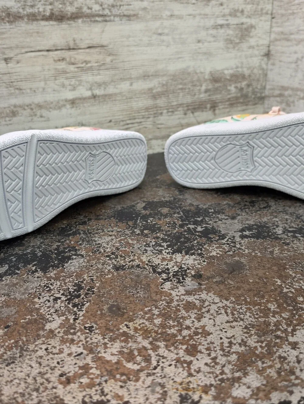 K-Swiss small signs