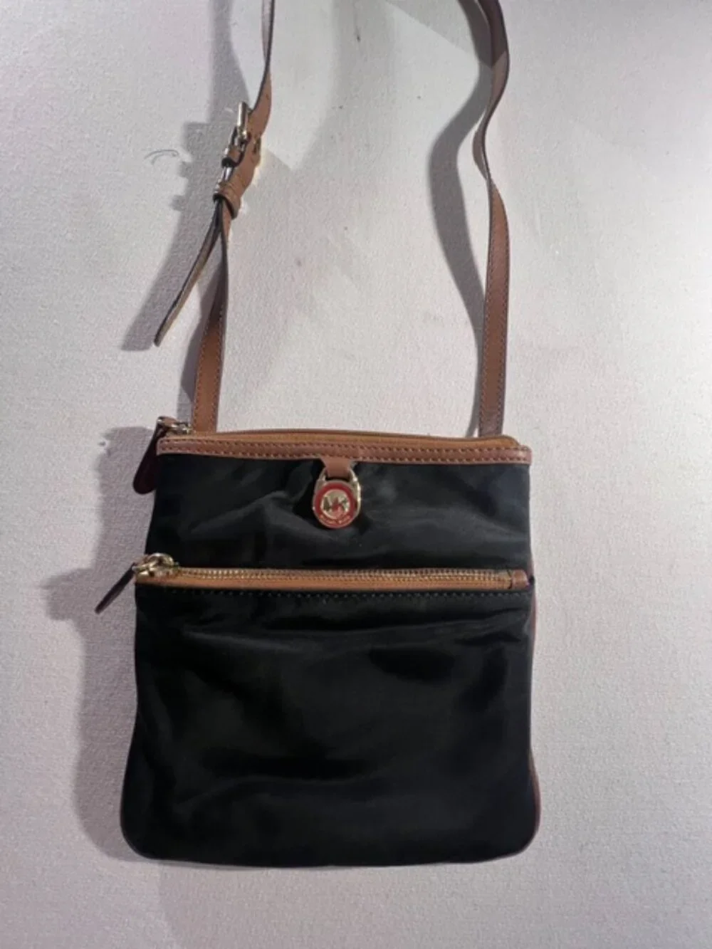 EXPRESS black faux leather crossbody pink‎ lining inside