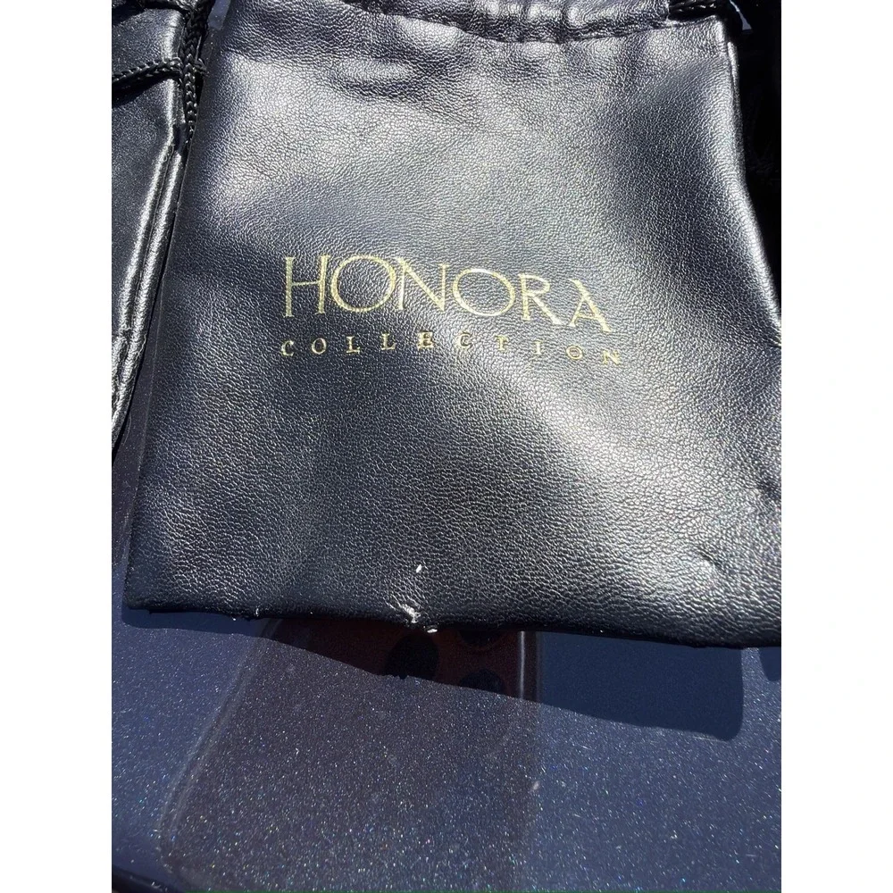 Honora creasing about material