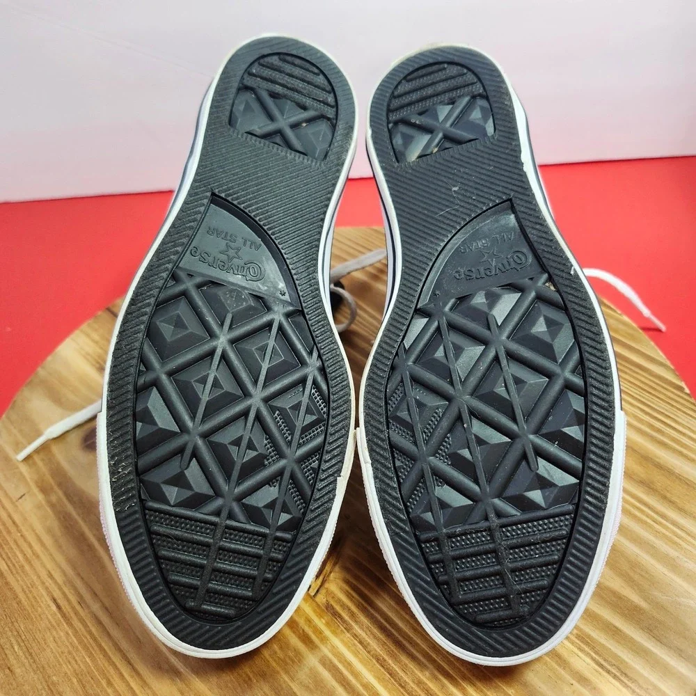 Converse feature toe print