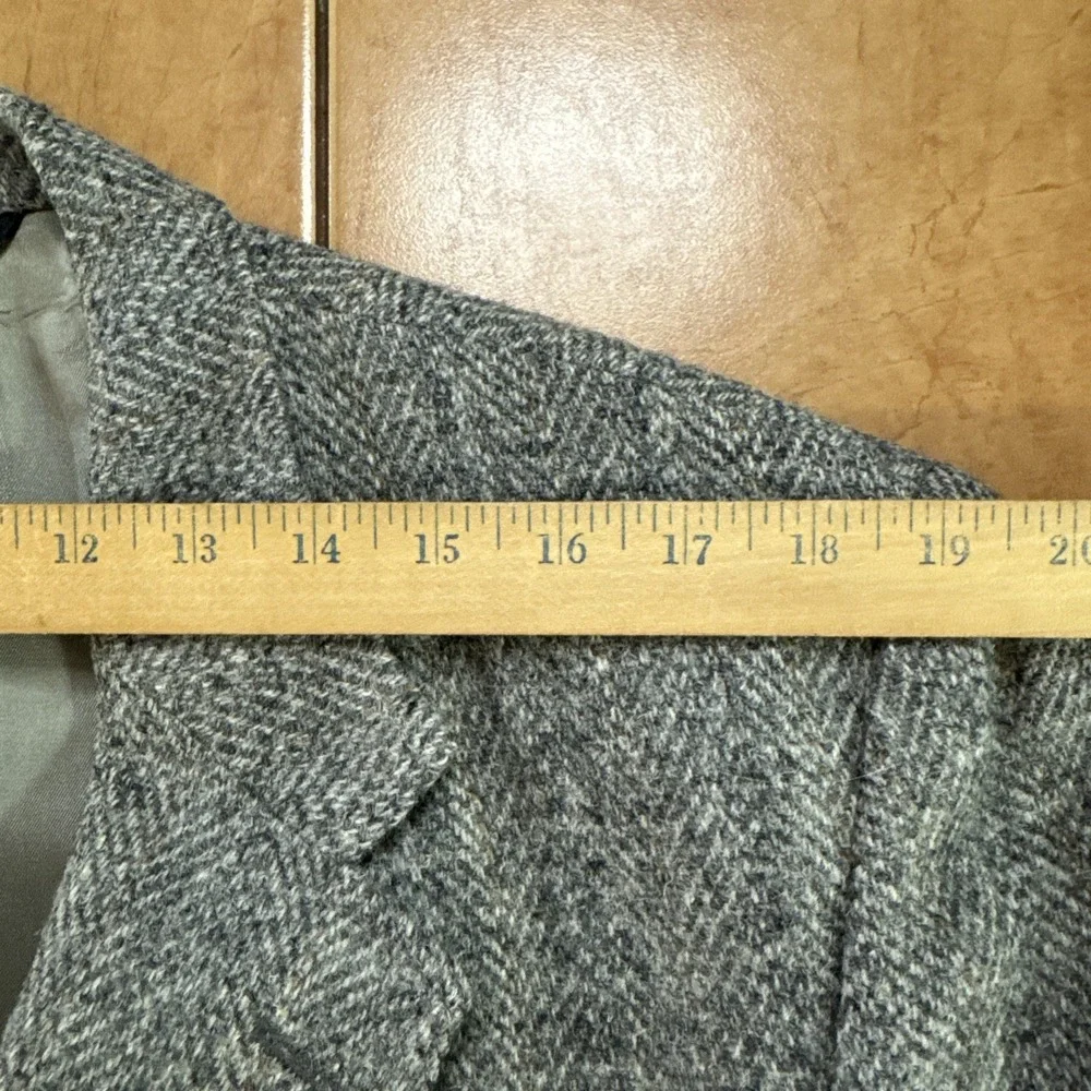 Vintage Harris Tweed Blazer Jacket Mens Sz 44R Gray Wool Herringbone Sport Coat