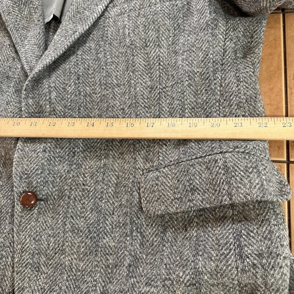 Vintage Harris Tweed Blazer Jacket Mens Sz 44R Gray Wool Herringbone Sport Coat