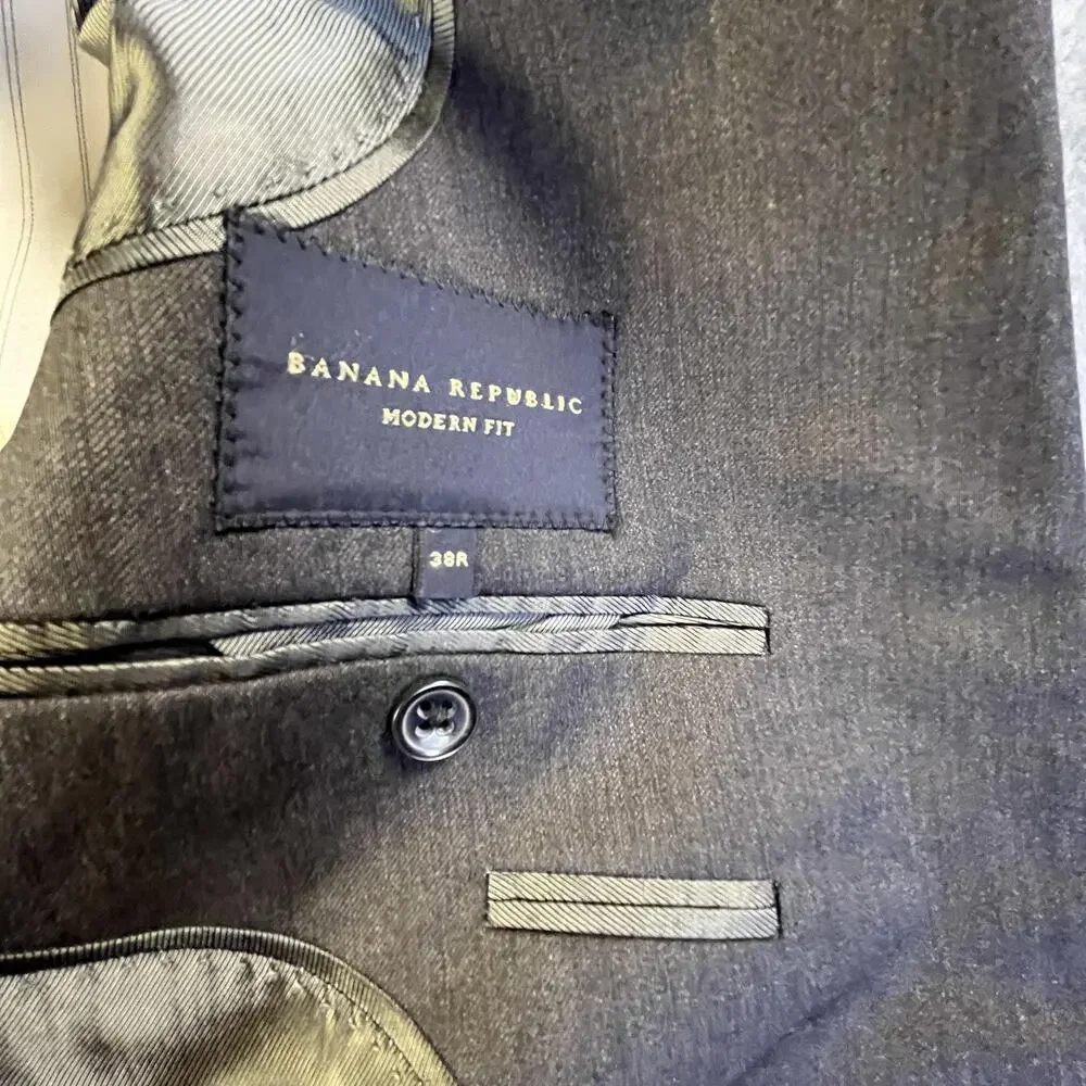 Banana Republic charcoal exterior notes