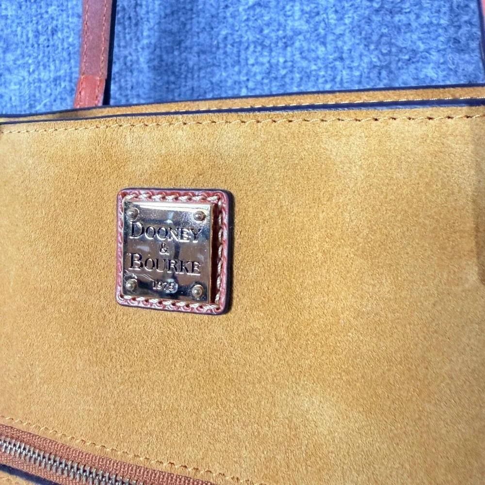 Dooney & Bourke carried was zipped
