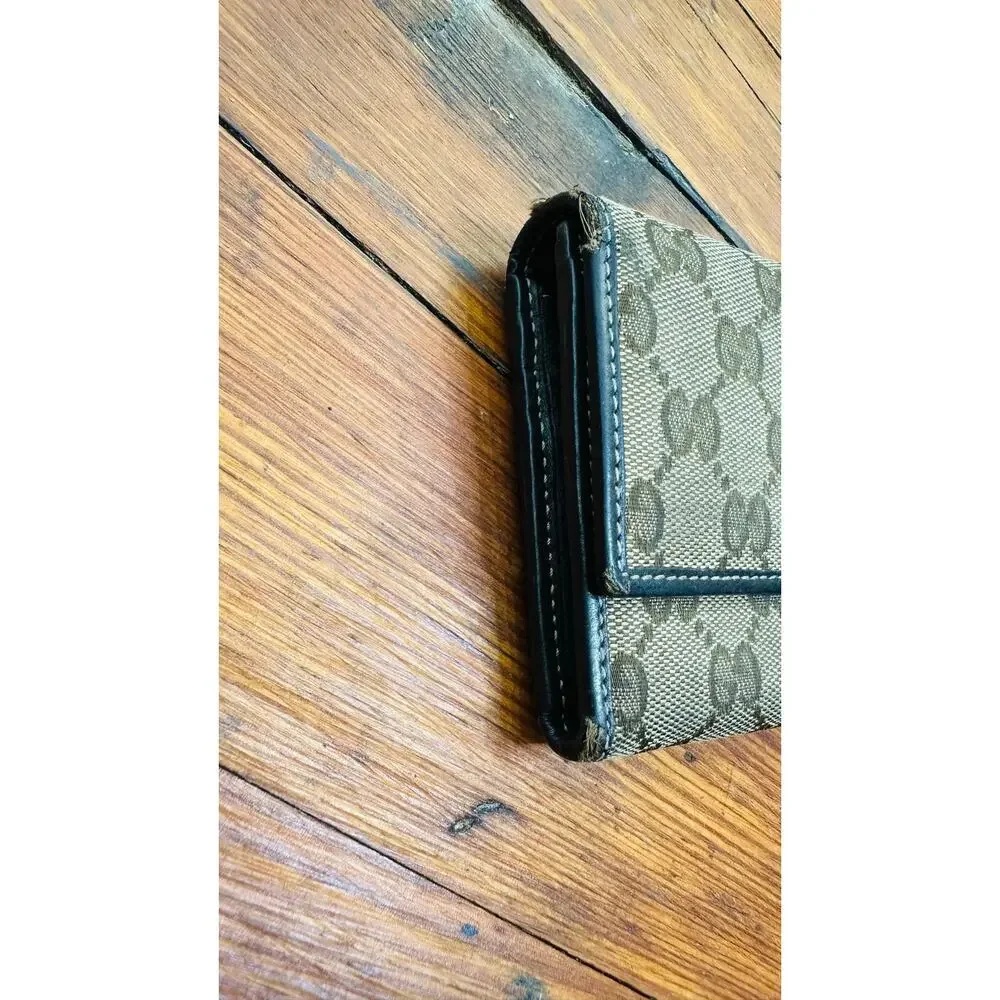 Gucci details** tan