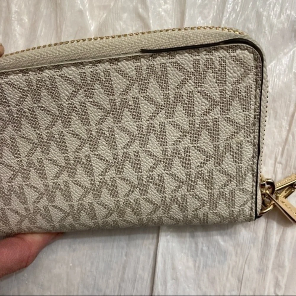 Michael kors white signature mk wristlet wallet clutch bag