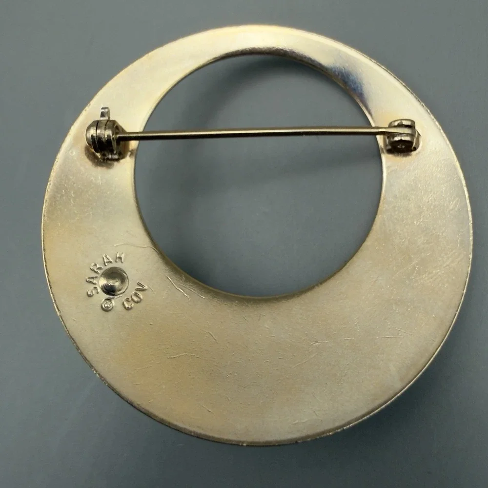 Vintage Sarah Coventry Gold Tone Open Circle Faux Pearl Brooch Pin Modernist