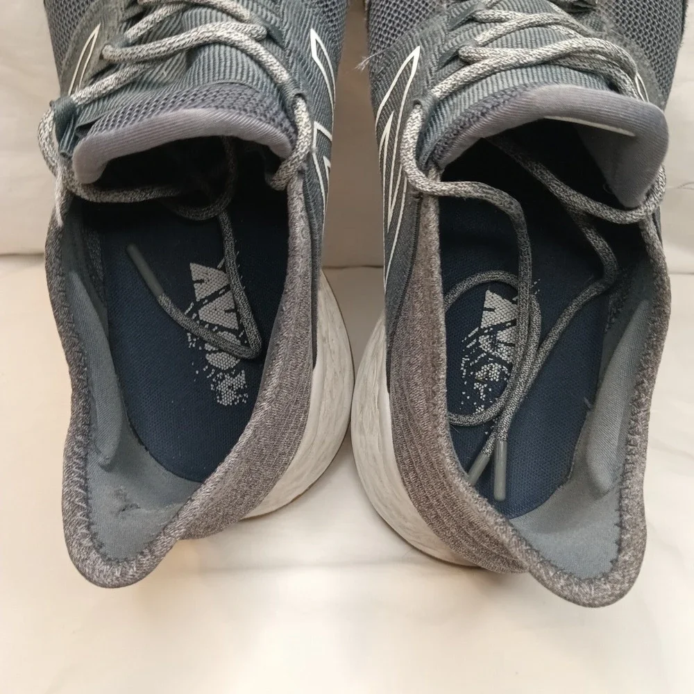 Men's Size 11 - New Balance Fresh Foam Roav Lead Light Aluminum
