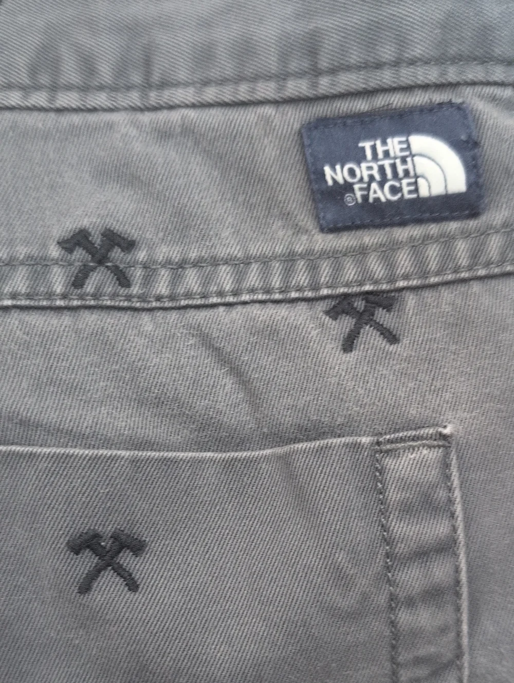 The North Face Crossed Hammer Embroidered Canvas Cargo Shorts Gray Mens 40