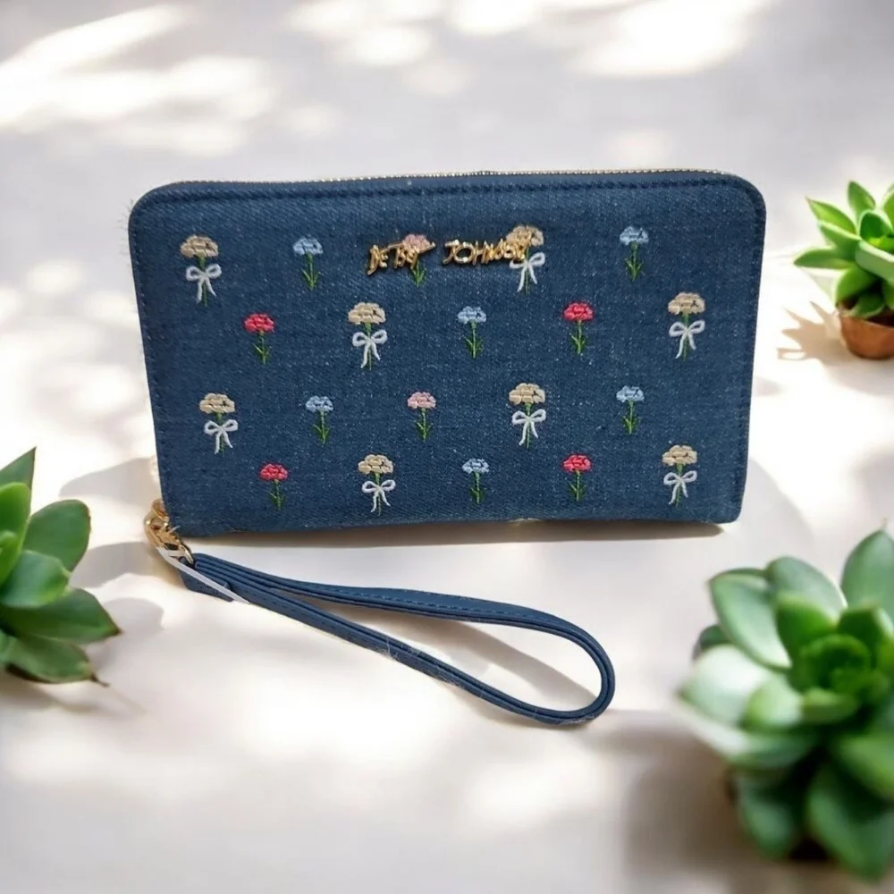 💙🔹️Betsey Johnson🔹️ Denim XOZIP-E Blue Floral Embroidered wallet + Wristlet
