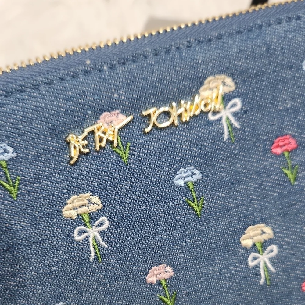 💙🔹️Betsey Johnson🔹️ Denim XOZIP-E Blue Floral Embroidered wallet + Wristlet