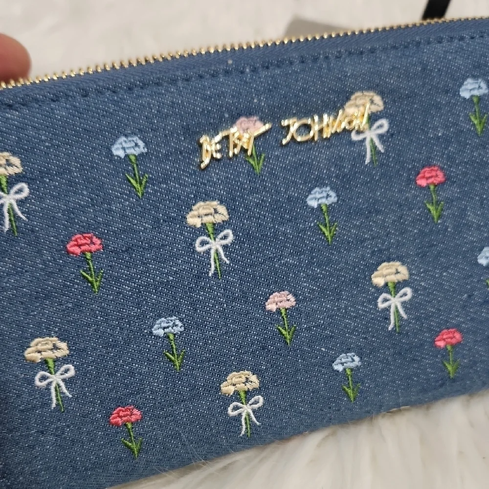 💙🔹️Betsey Johnson🔹️ Denim XOZIP-E Blue Floral Embroidered wallet + Wristlet