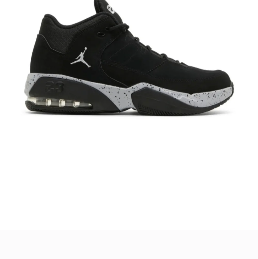 Jordan Max Aura 3 in a black and wolf grey