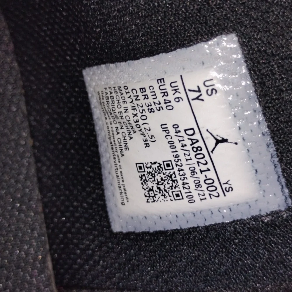 Jordan Max Aura 3 in a black and wolf grey