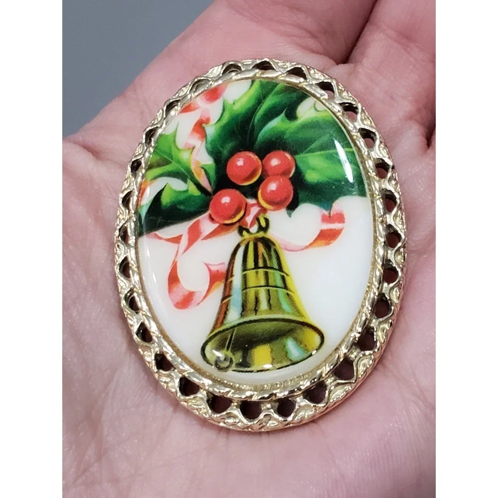 cameo vintage holiday
