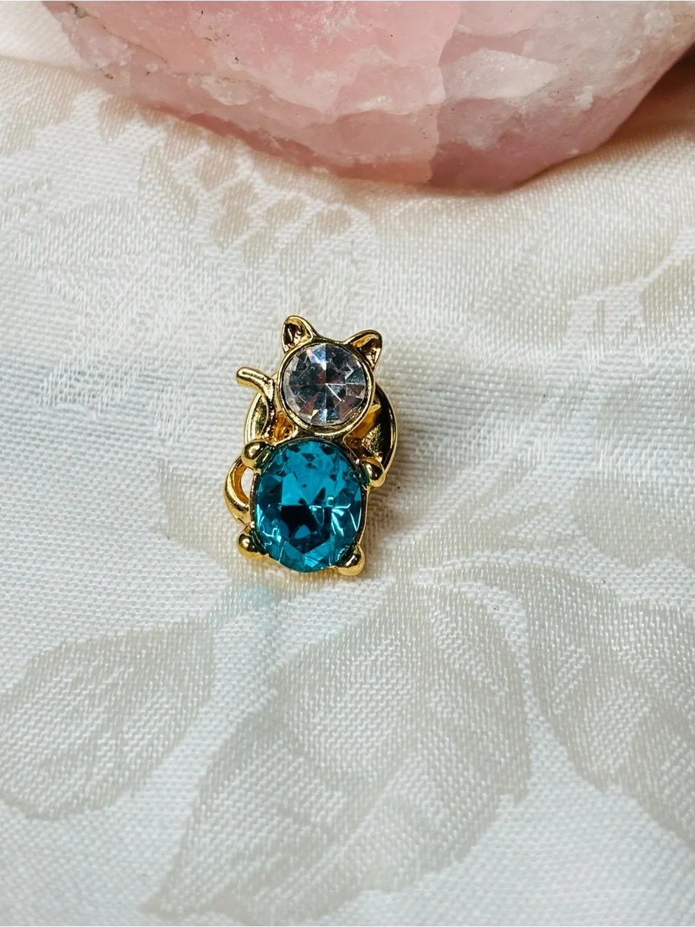 Avon Cat Pin March Birthstone Blue Aquamarine