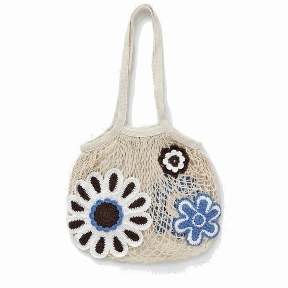 Crocheted cotton Floral Mesh Tote Bag in Cream and Blue Baum und Pferdgarten