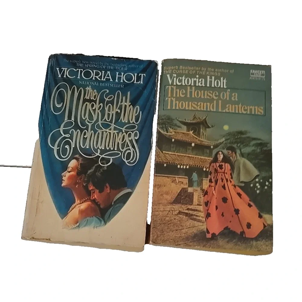 Lot of 2 The Mask of the Enchantress by Victoria Holt Romance Paperback‎ Books
