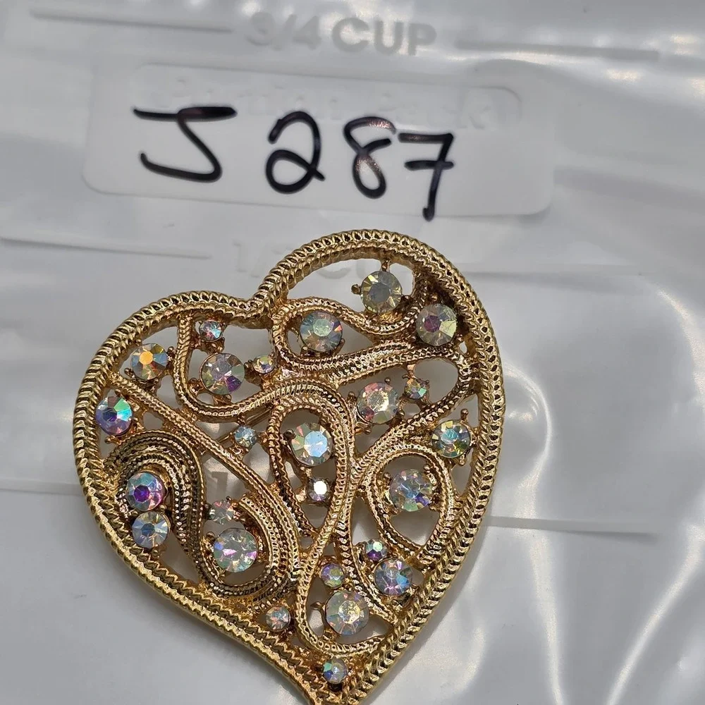The Unbranded Brand vintage pin size