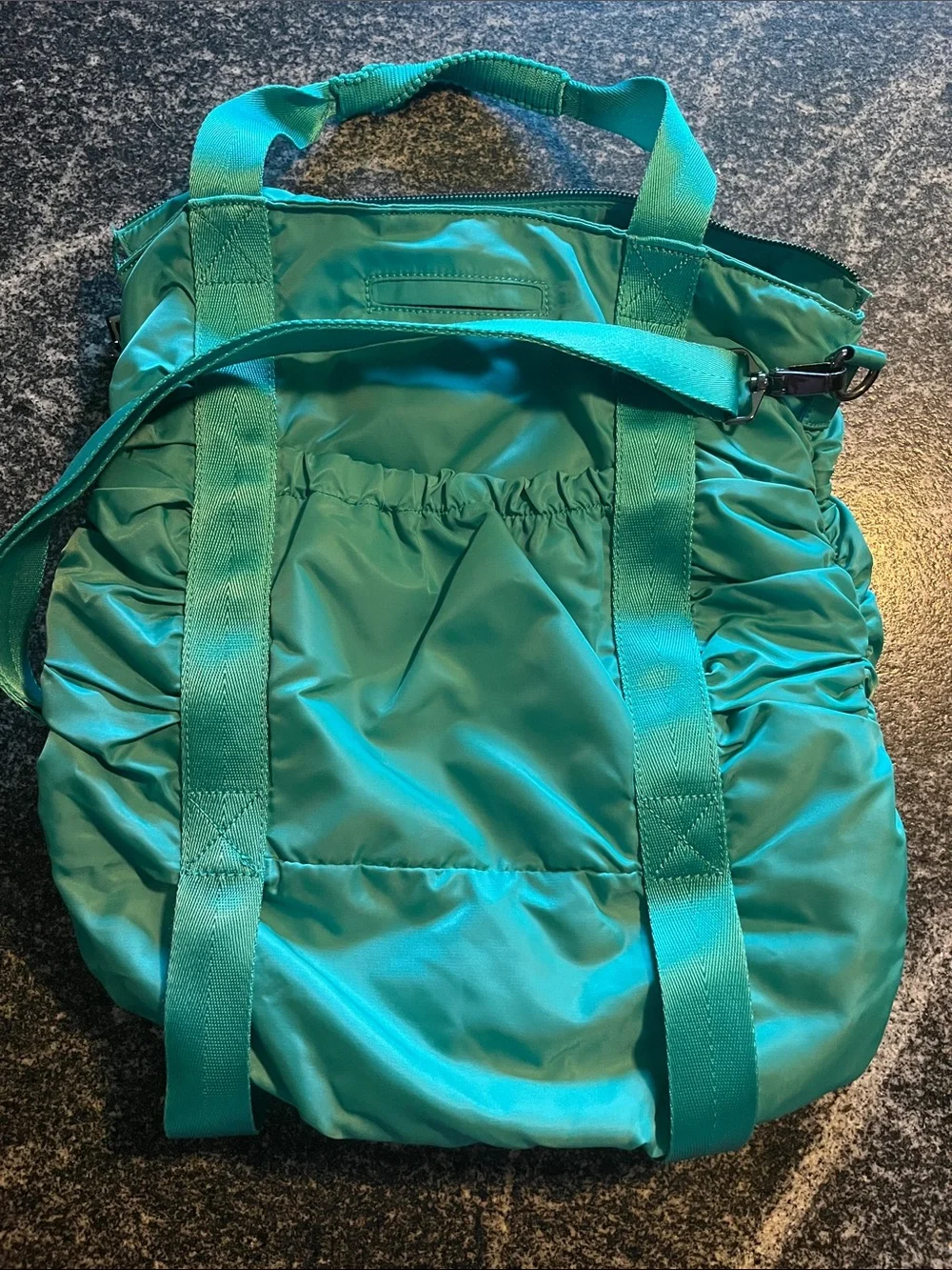 Apana tote features