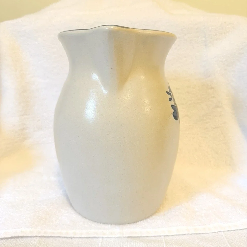 Vtg Pfaltzgraff Yorktowne 64oz Pitcher #416Y  Cream/Blue Accent. Made in USA