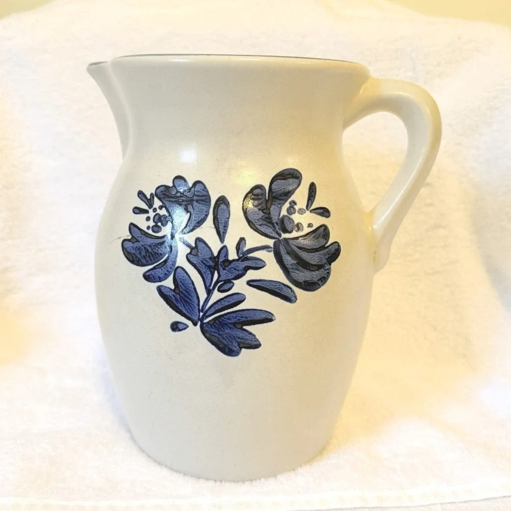 Vtg Pfaltzgraff Yorktowne 64oz Pitcher #416Y  Cream/Blue Accent. Made in USA