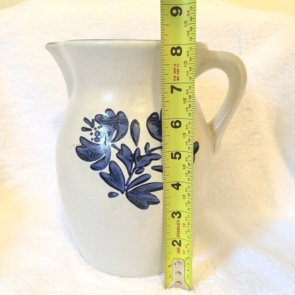 Vtg Pfaltzgraff Yorktowne 64oz Pitcher #416Y  Cream/Blue Accent. Made in USA