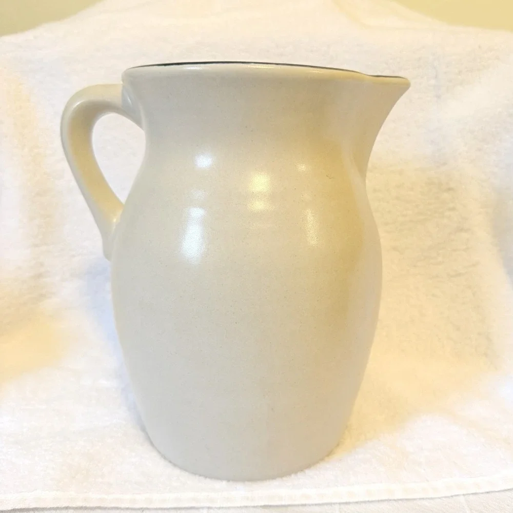 Vtg Pfaltzgraff Yorktowne 64oz Pitcher #416Y  Cream/Blue Accent. Made in USA