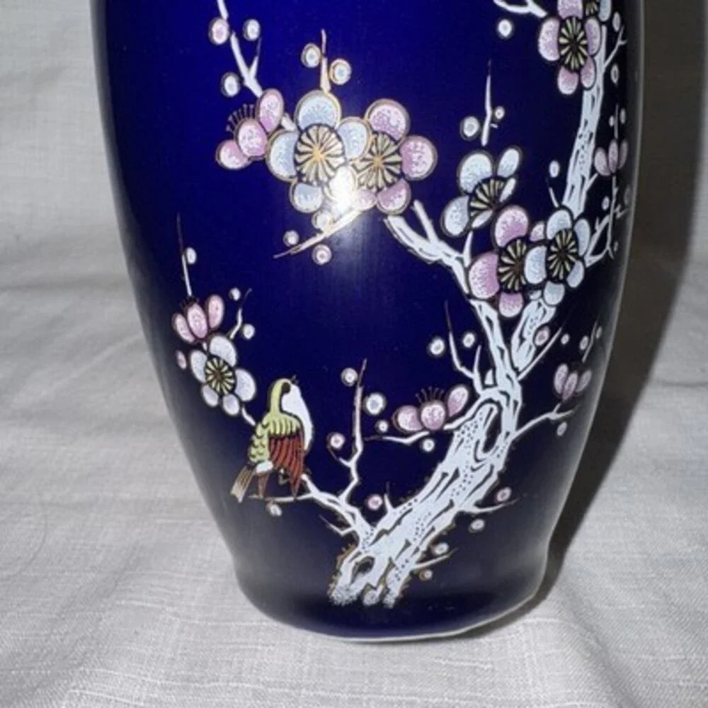 Yamato porcelain blossoms showcases