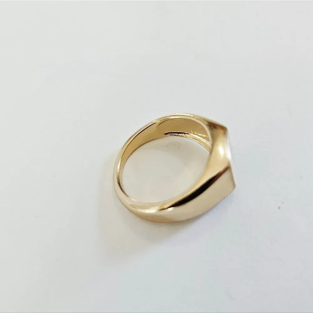 Minimalist Polished Gold Tone Square Silhouette Sleek Modernist Signet Ring 8